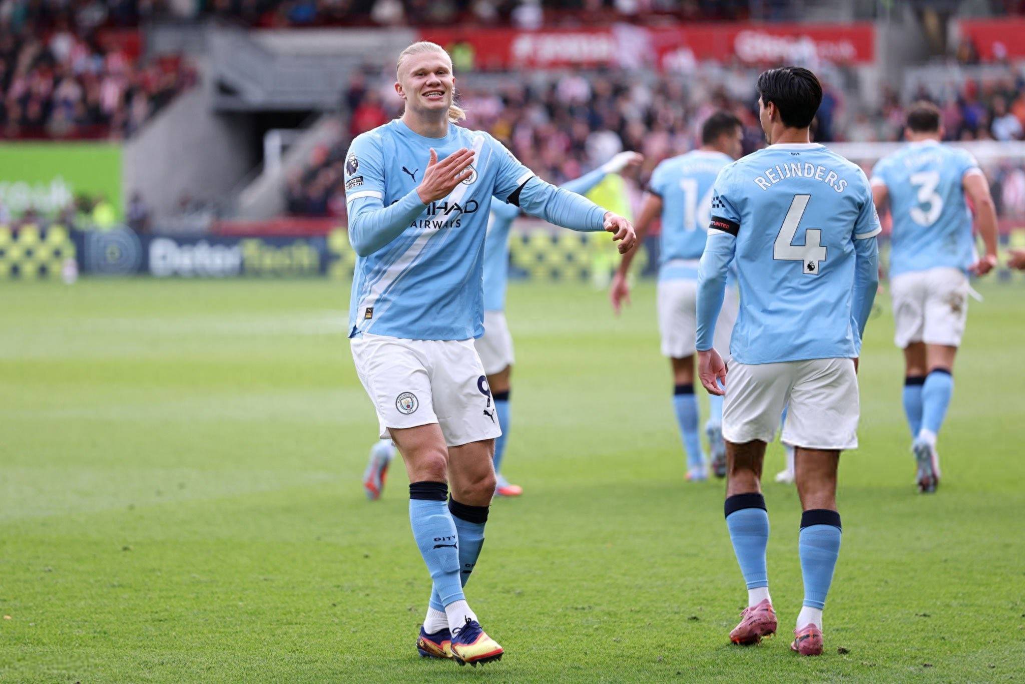 FM26逆天Bug，外场球员“闪现”至门前挡出对方主罚的点球（FM26爆出离谱Bug：外场球员瞬移到门前封堵对方点球）