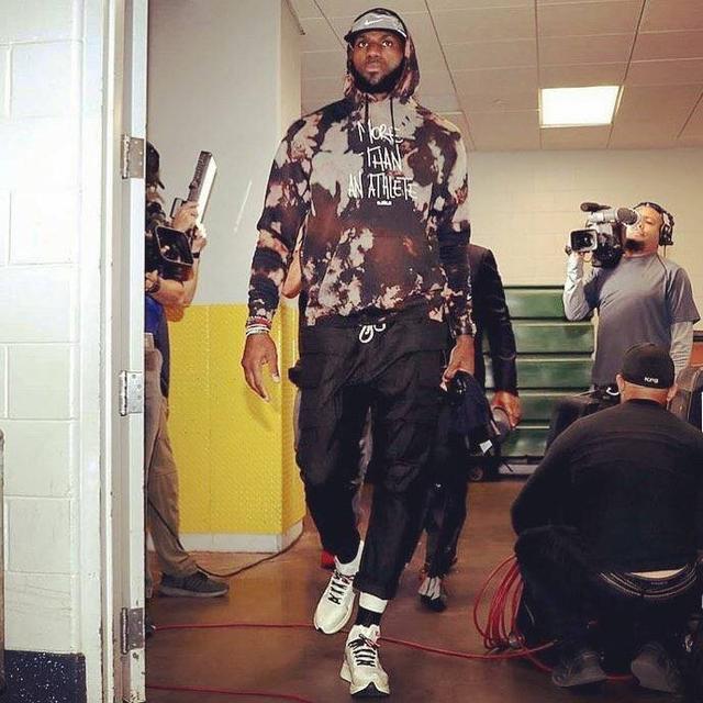 海港亚冠赛前Vlog：吉祥物伊戈已量产；林皇再度作客上海滩（亚冠赛前海港Vlog：伊戈吉祥物量产上线，林皇重返上海滩）