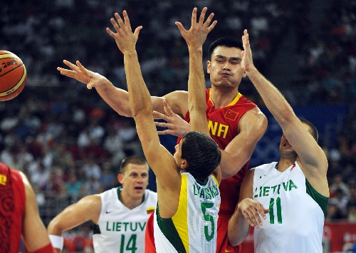 球星任意球助攻全队领先（球星任意球送助攻，球队取得领先）