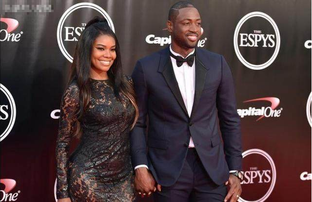 沪媒：莱昂纳多伤势没完全康复，刘若钒等人也有不同程度伤病（沪媒称莱昂纳多尚未完全康复，刘若钒等队友亦有不同程度伤情）