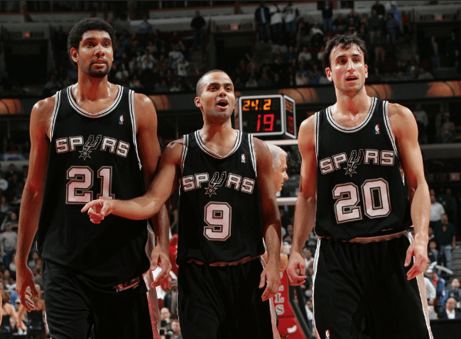 9场6球，身为中场的若昂-内维斯成为本赛季巴黎队内第一射手（中场若昂-内维斯9战6球，成巴黎本季队内头号射手）