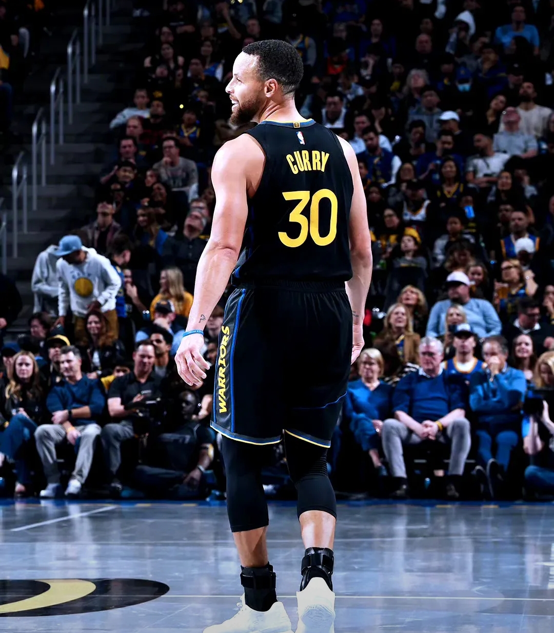 4-0横扫！意甲榜首易主，国米挤掉米兰，法布雷加斯惨败（4-0大胜！意甲领头羊易位，国米力压米兰，法布雷加斯遭惨败）